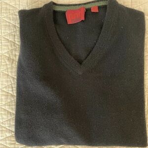 CULLEN Wardrobe Essential Butter‎ Soft Cashmere V-Neck Sweater in Black Size L